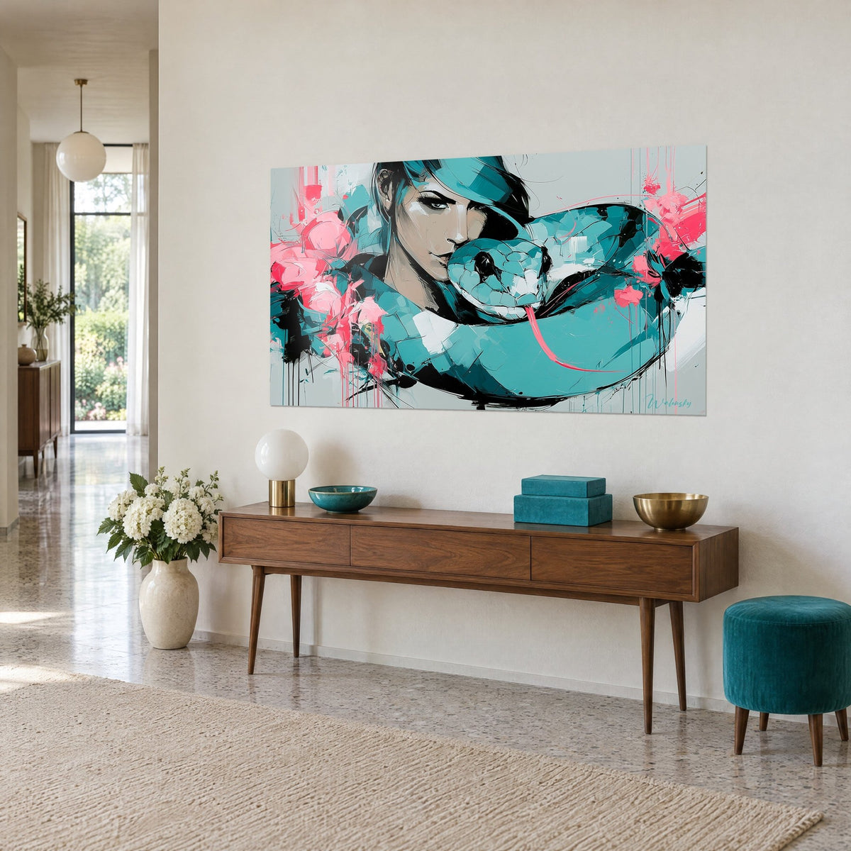 Tableau reptile écailleux couleur menthe contre le visage d'une brune, coulures noires et roses, sur un mur crème au-dessus d'une console