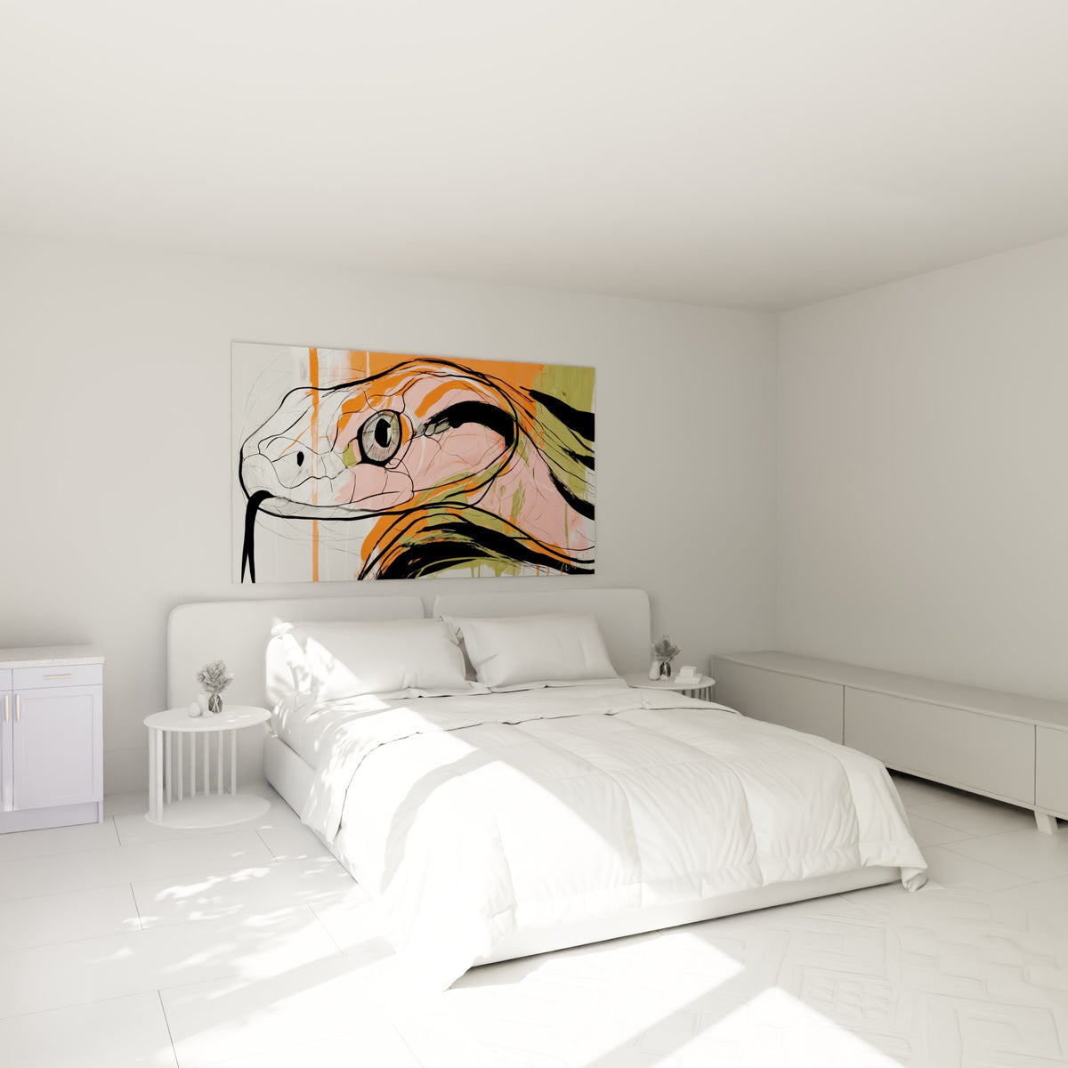 Reptile aux écailles roses et orange vif, accroché au-dessus d'un lit dans une chambre claire
