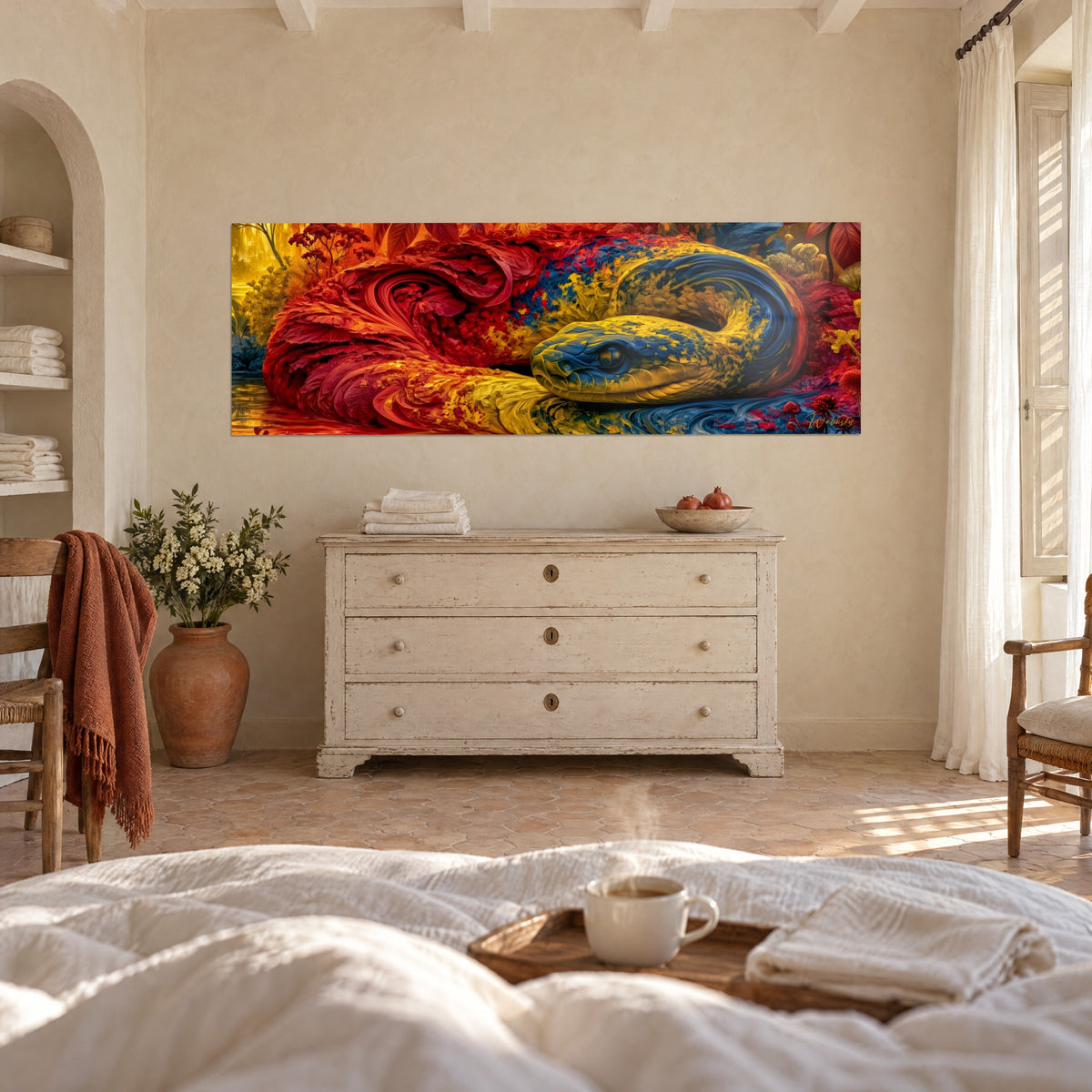 Schilderij van een adder met felrode en helder gele kronkels, nachtblauwe ogen, boven een bed in een lichte slaapkamer