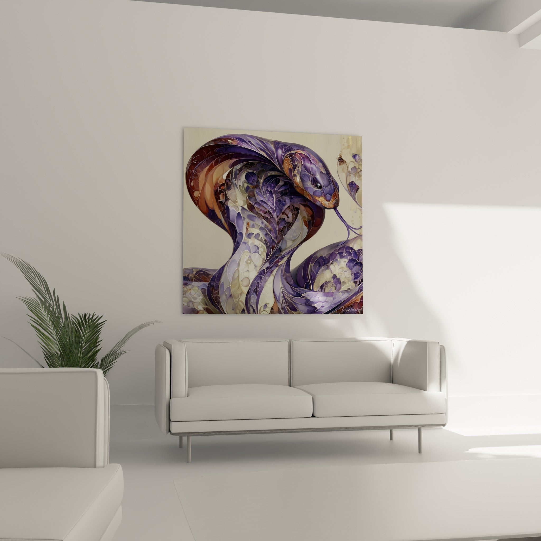 Cobra anthracite et ocre à l'allure graphique disposé au-dessus d'un canapé dans un salon lumineux