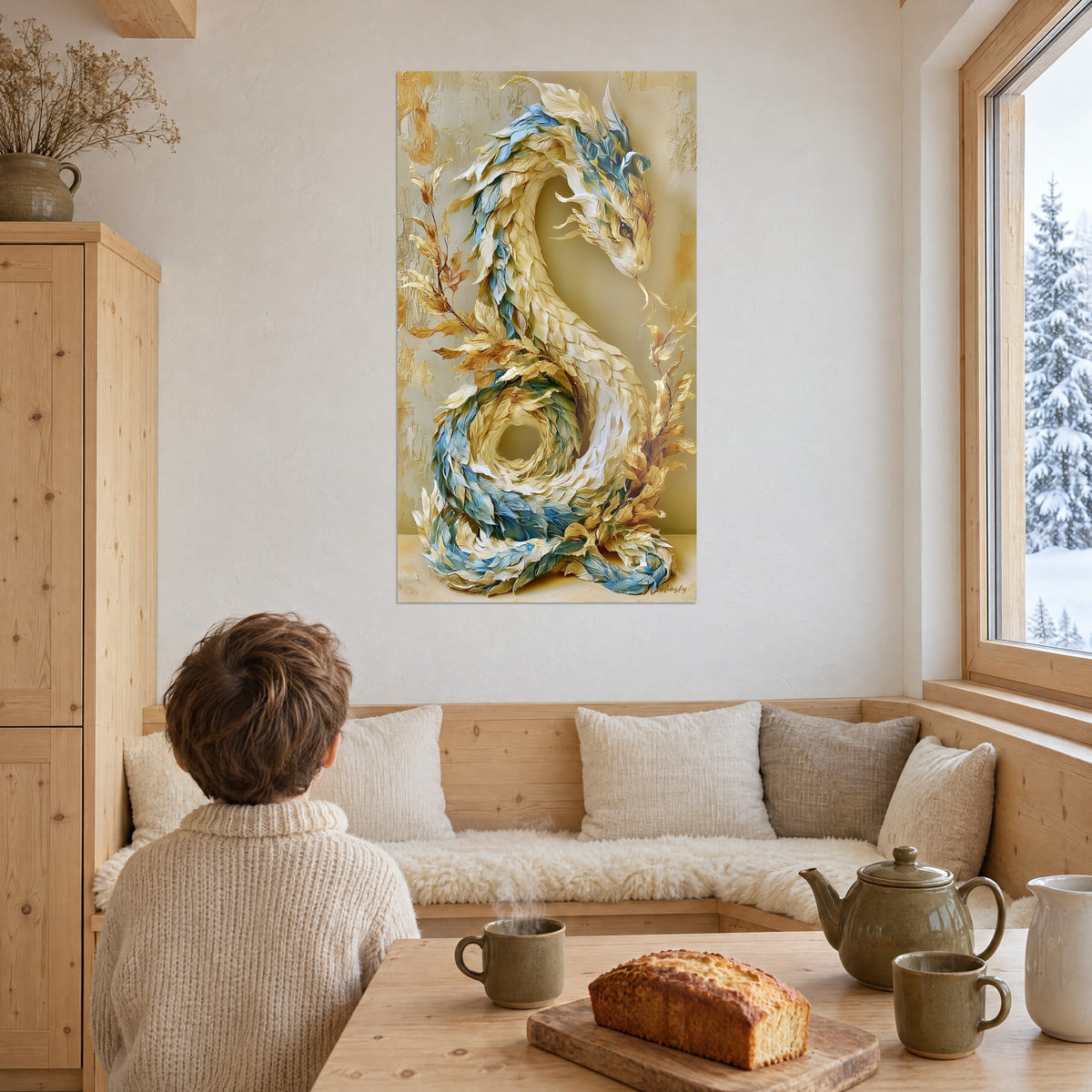 Tableau serpent sculpté aux plumes crème, bleu azur et or, observé par un enfant de dos près d'une baie vitrée enneigée