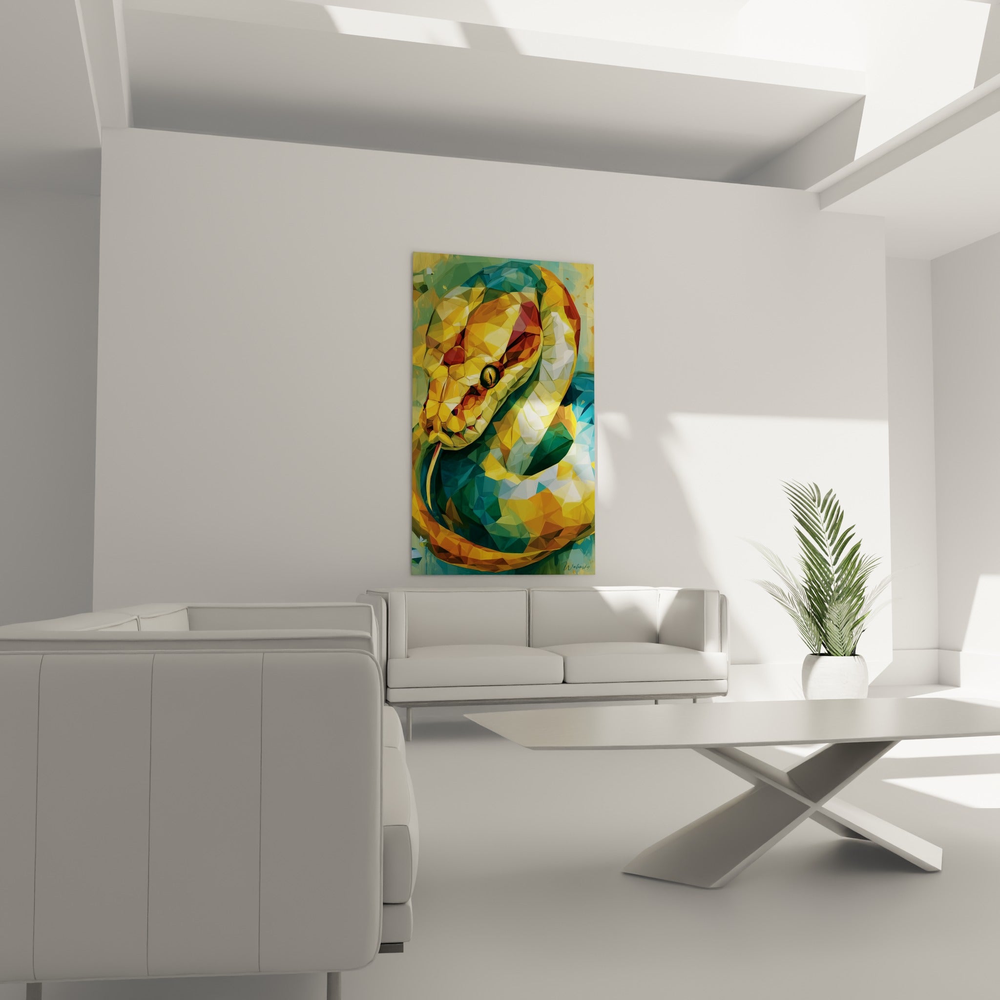 Spirale dorée et émeraude du serpent facetté, au-dessus d'un canapé dans un salon lumineux