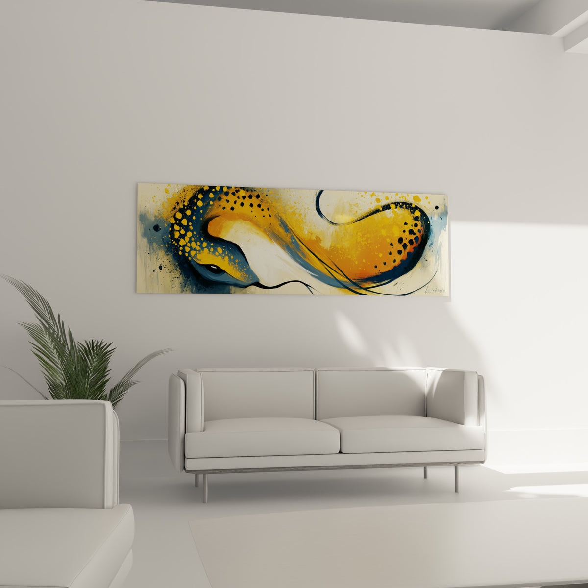Silhouette sinueuse dorée et bleu marine du serpent, suspendue au-dessus d'un canapé dans un salon lumineux