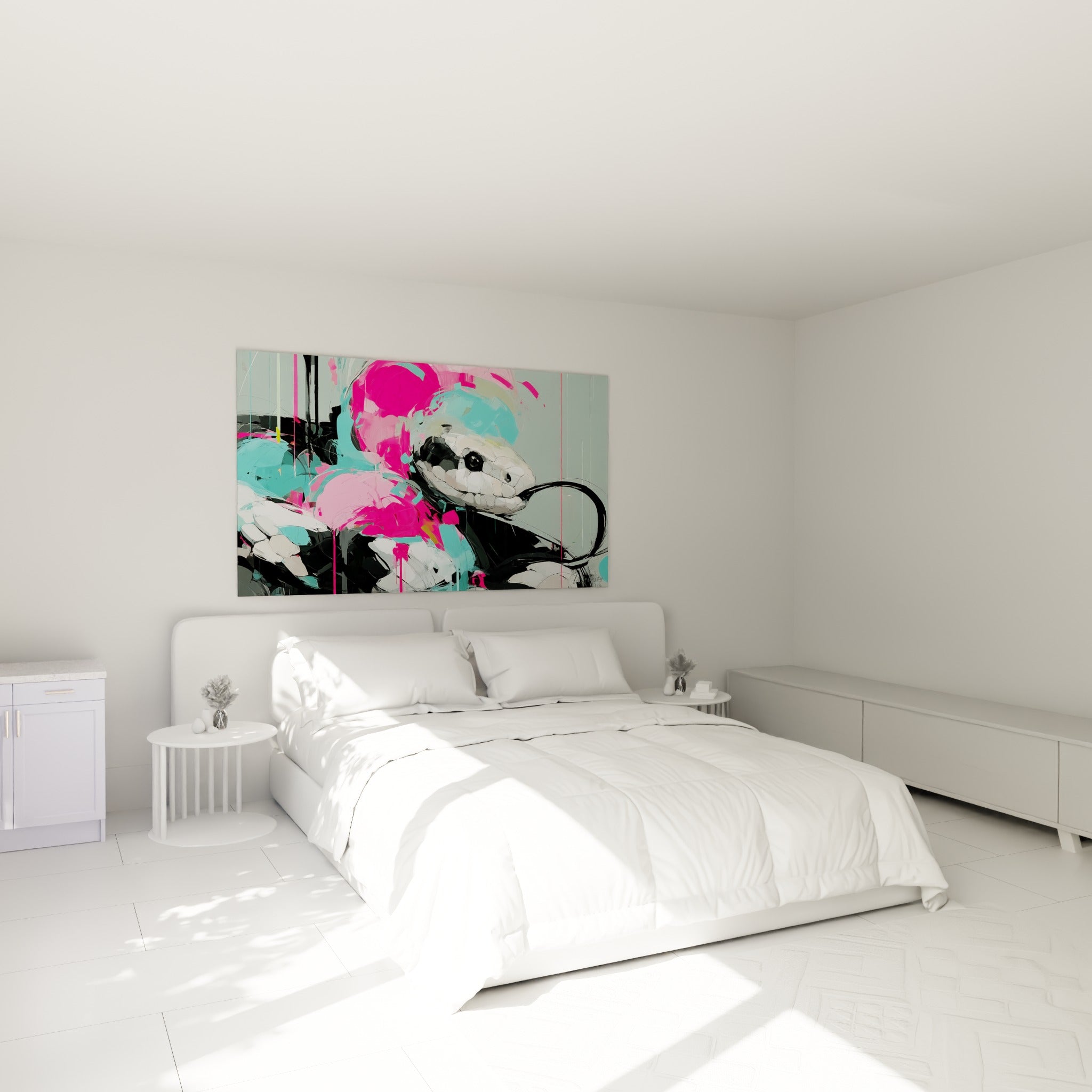 Reptile stylisé aux teintes turquoise et fuchsia, accroché au-dessus d'un lit dans une chambre claire