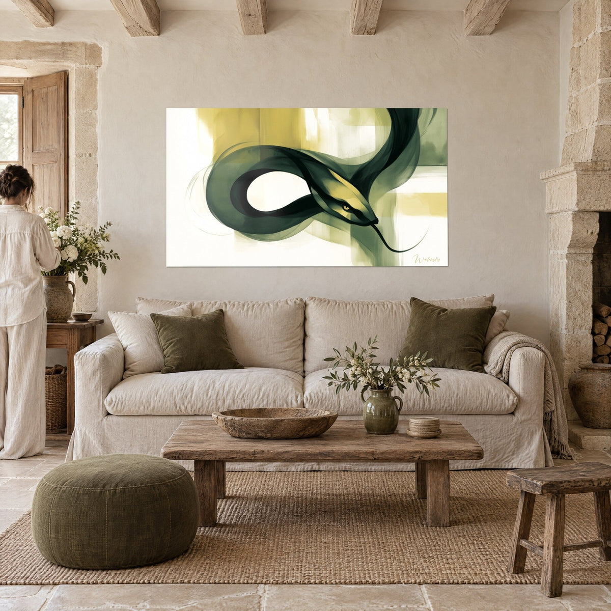 Quadro serpente nero e verde abete arrotolato in un anello su fondo giallo senape, sopra un divano in un soggiorno luminoso