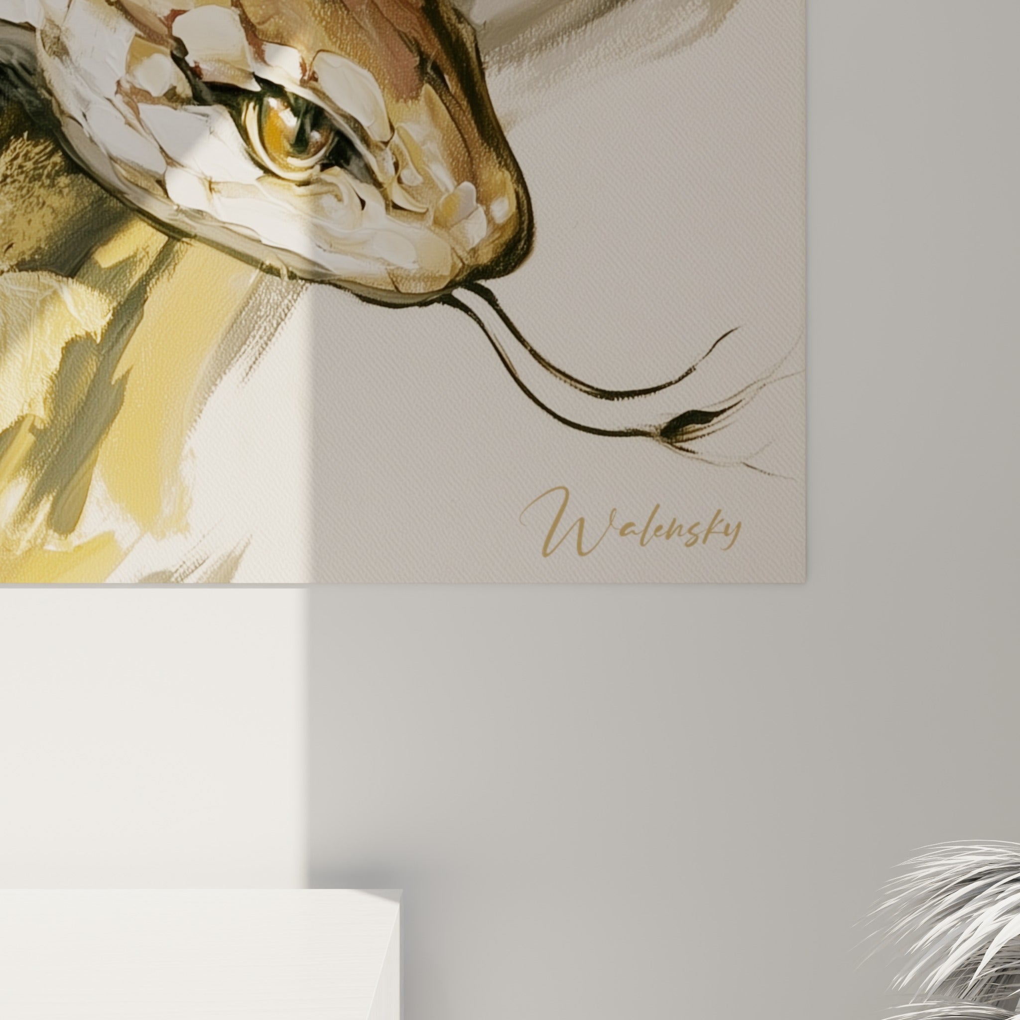 Empâtements dorés et coulures brunes se mêlent sur les écailles du serpent, matière épaisse et lumineuse