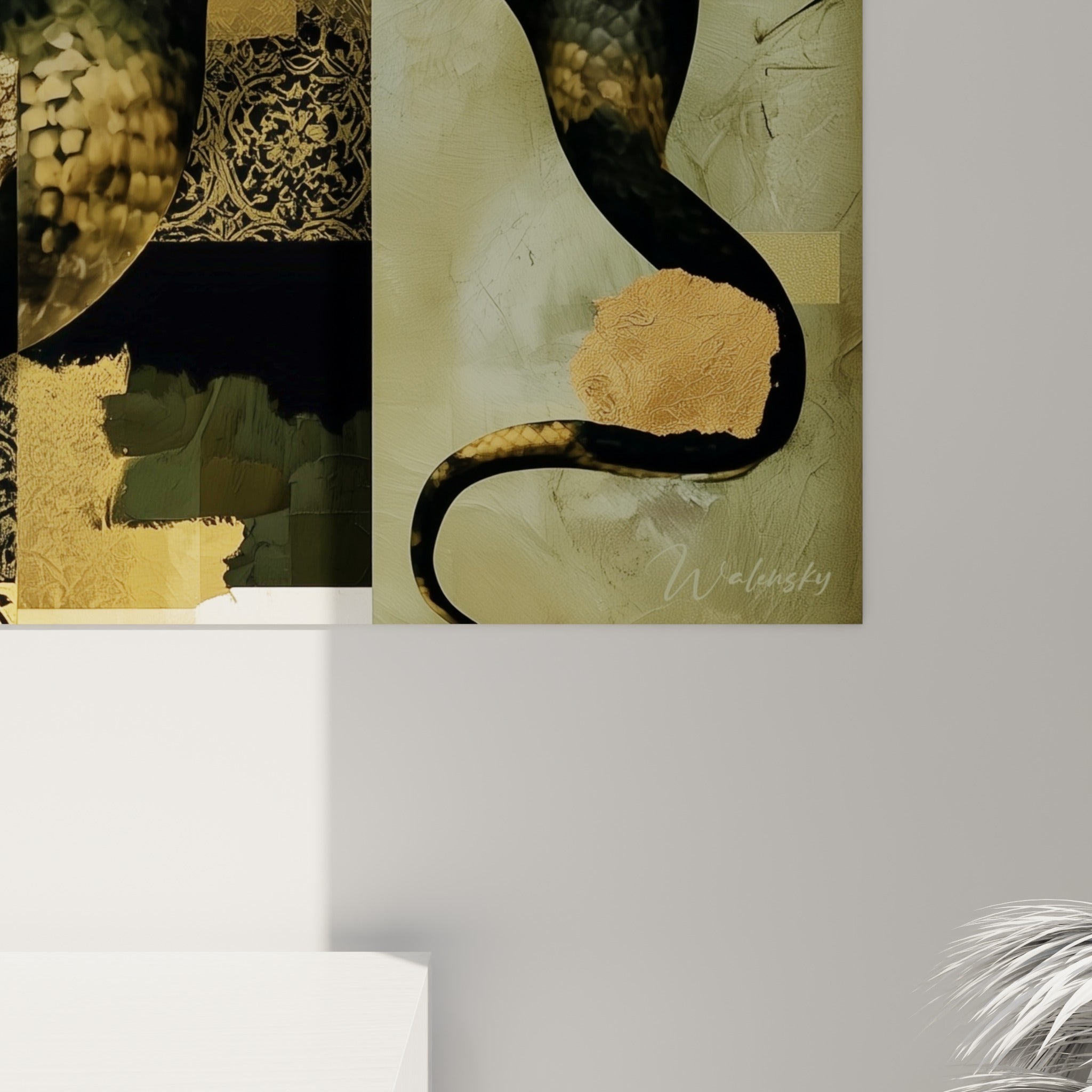 Écailles noires et dorées du serpent en gros plan, textures craquelées et coulures métalliques visibles