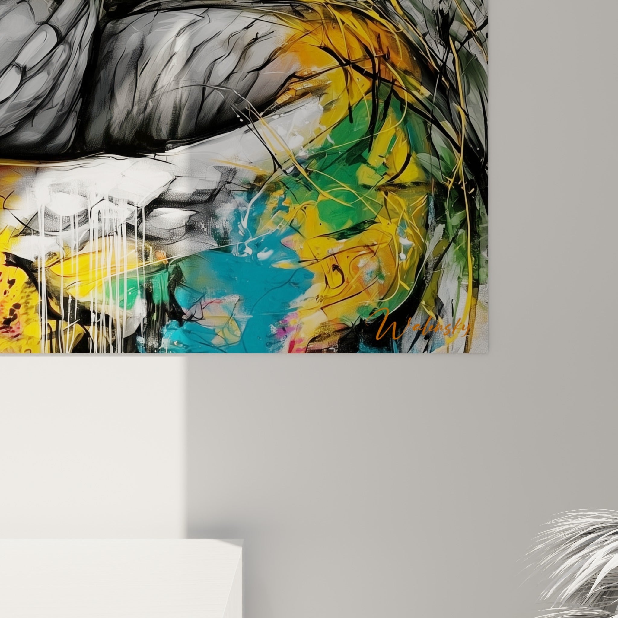Grain de peinture éclatée en jaune moutarde et rose fuchsia sur les écailles noires et blanches du serpent