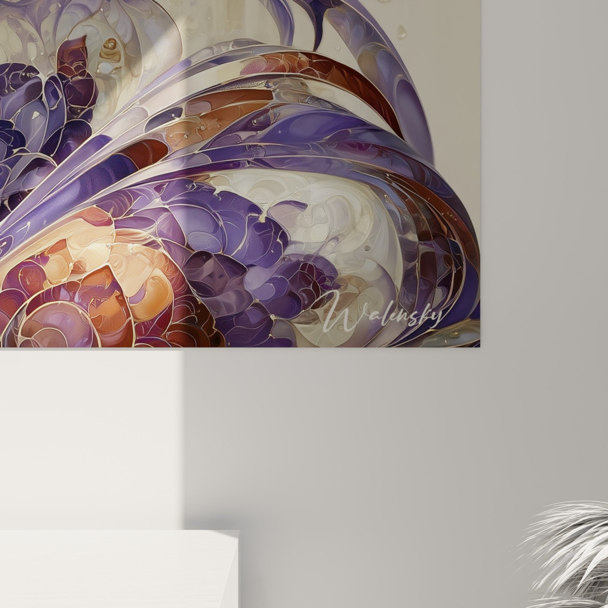 Écailles violettes et cuivrées assemblées comme des fragments de vitrail, matière brillante et détaillée