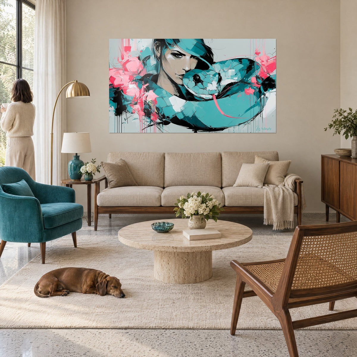 Tableau femme au regard sombre enlacée par un python turquoise, éclaboussures roses, au-dessus d'un canapé dans un salon lumineux