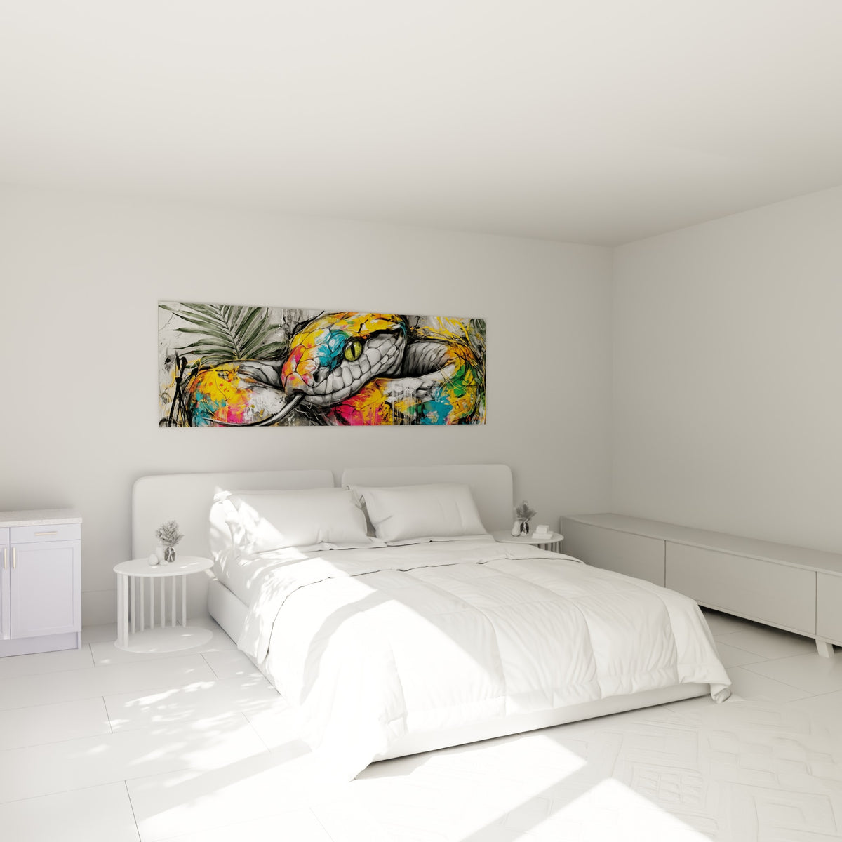 Reptile éclaboussé de jaune et de rose, tête réaliste noir et blanc, au-dessus d'un lit dans une chambre claire