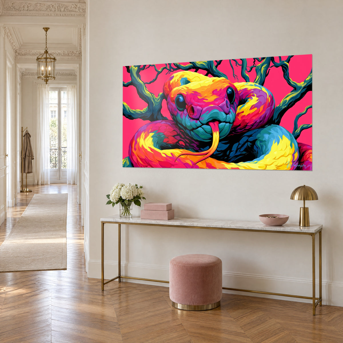 Tableau reptile aux écailles jaune vif et bleu canard enroulé dans des branches sombres, en vue de trois-quarts sur console