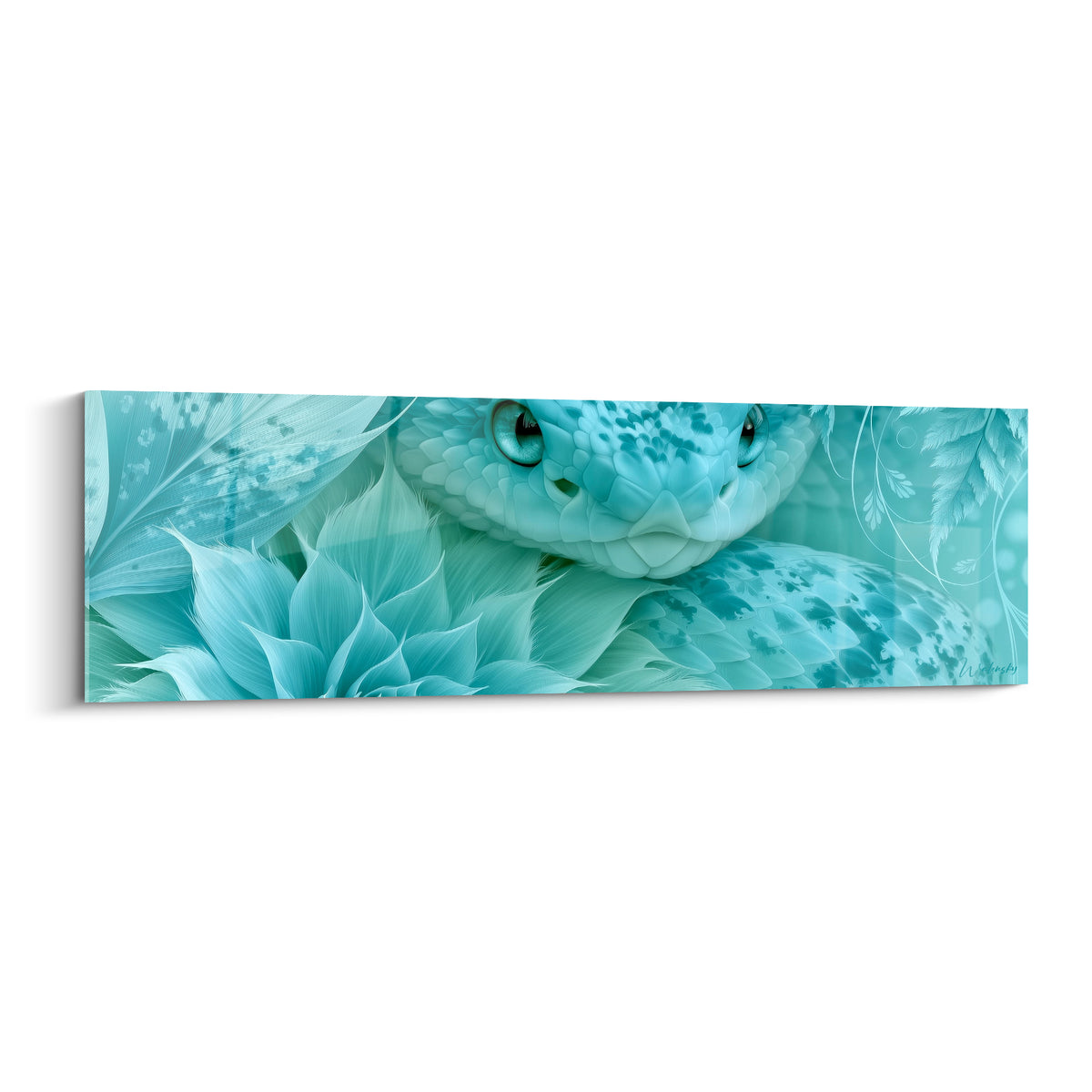 Serpent turquoise aux yeux verts niché dans des pétales blancs et bleu glacé sculptés.