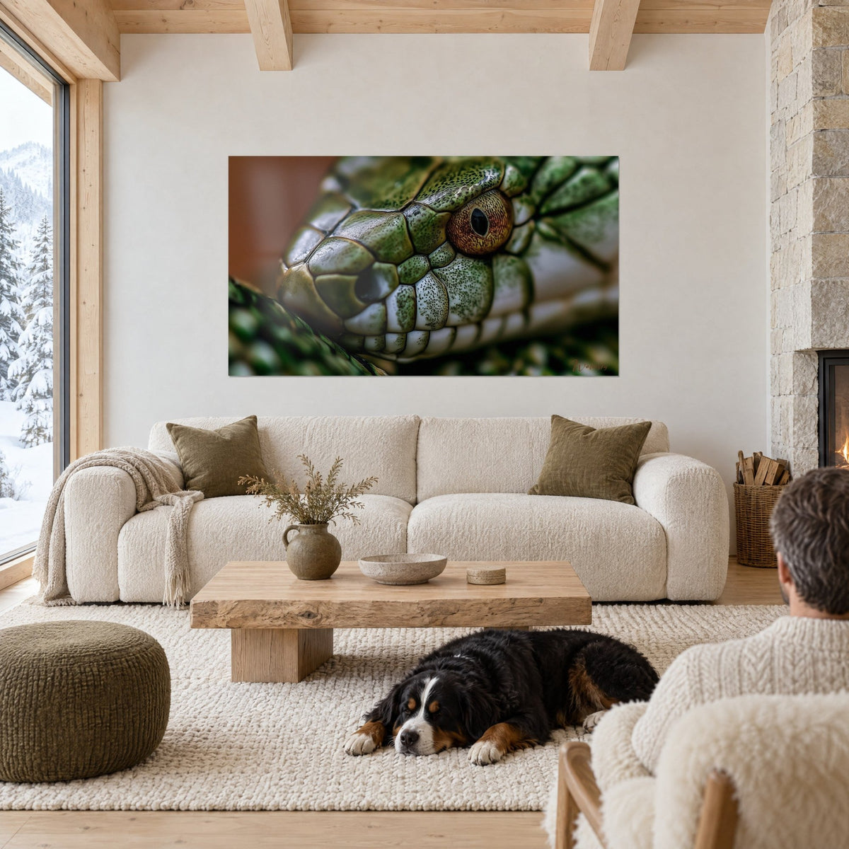 Quadro serpente verde dallo sguardo ambrato, squame bianche perlacee, un uomo e un cane nero sopra un divano in un soggiorno luminoso