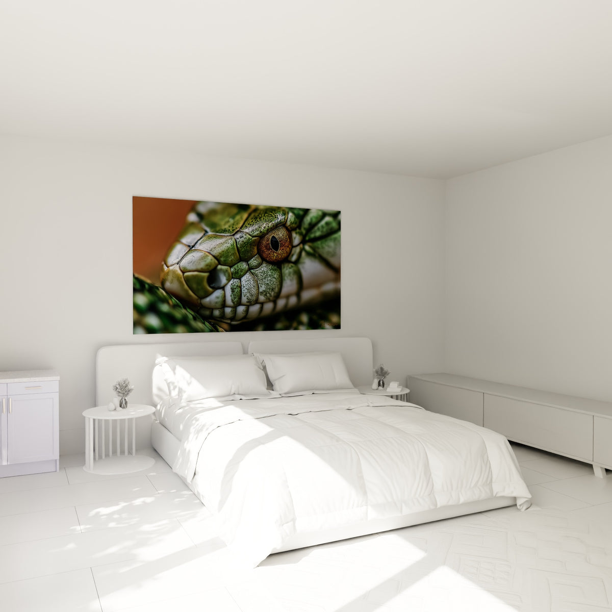 Reptile vert aux écailles nacrées et regard ambré au-dessus d'un lit dans une chambre claire