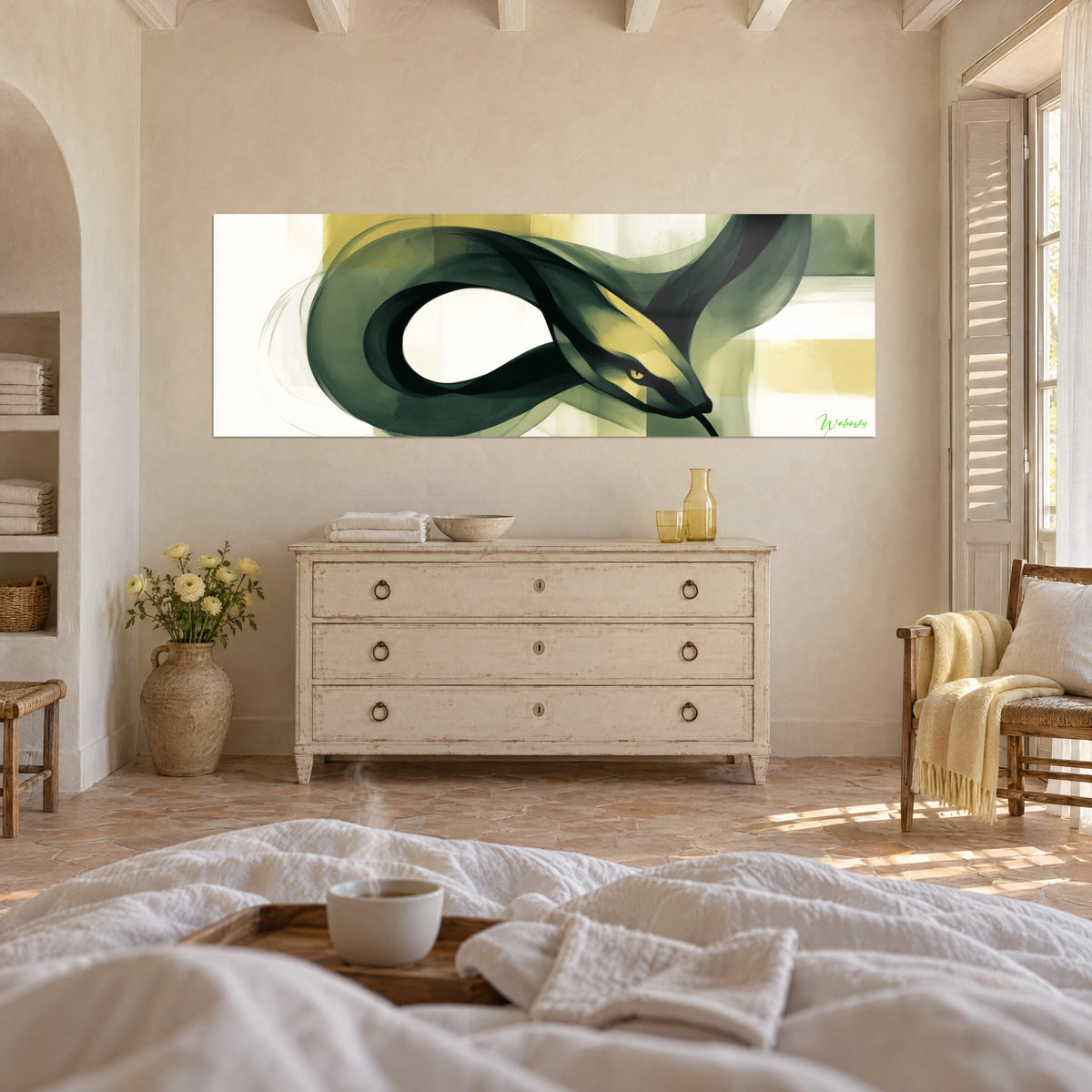 Tableau cobra aux courbes vert olive et jaune paille sur fond crème, deux personnes de dos, au-dessus d'un lit dans une chambre claire