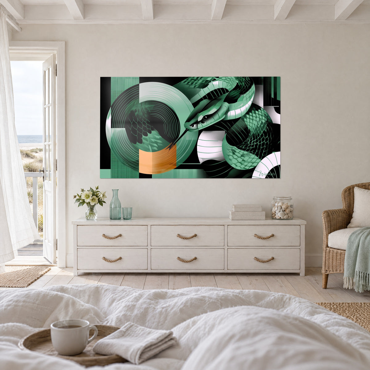 Schilderij groene adder opgerold over zwarte concentrische cirkels, oranje accent, boven een bed in een lichte slaapkamer