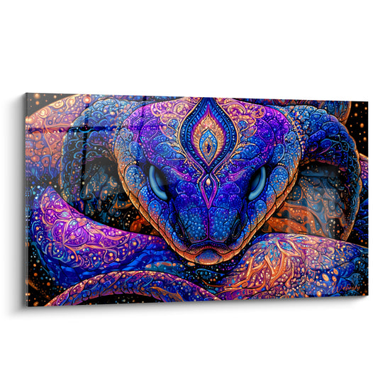 Serpent aux écailles bleu nuit et violet, motifs dorés ornés, regard perçant frontal