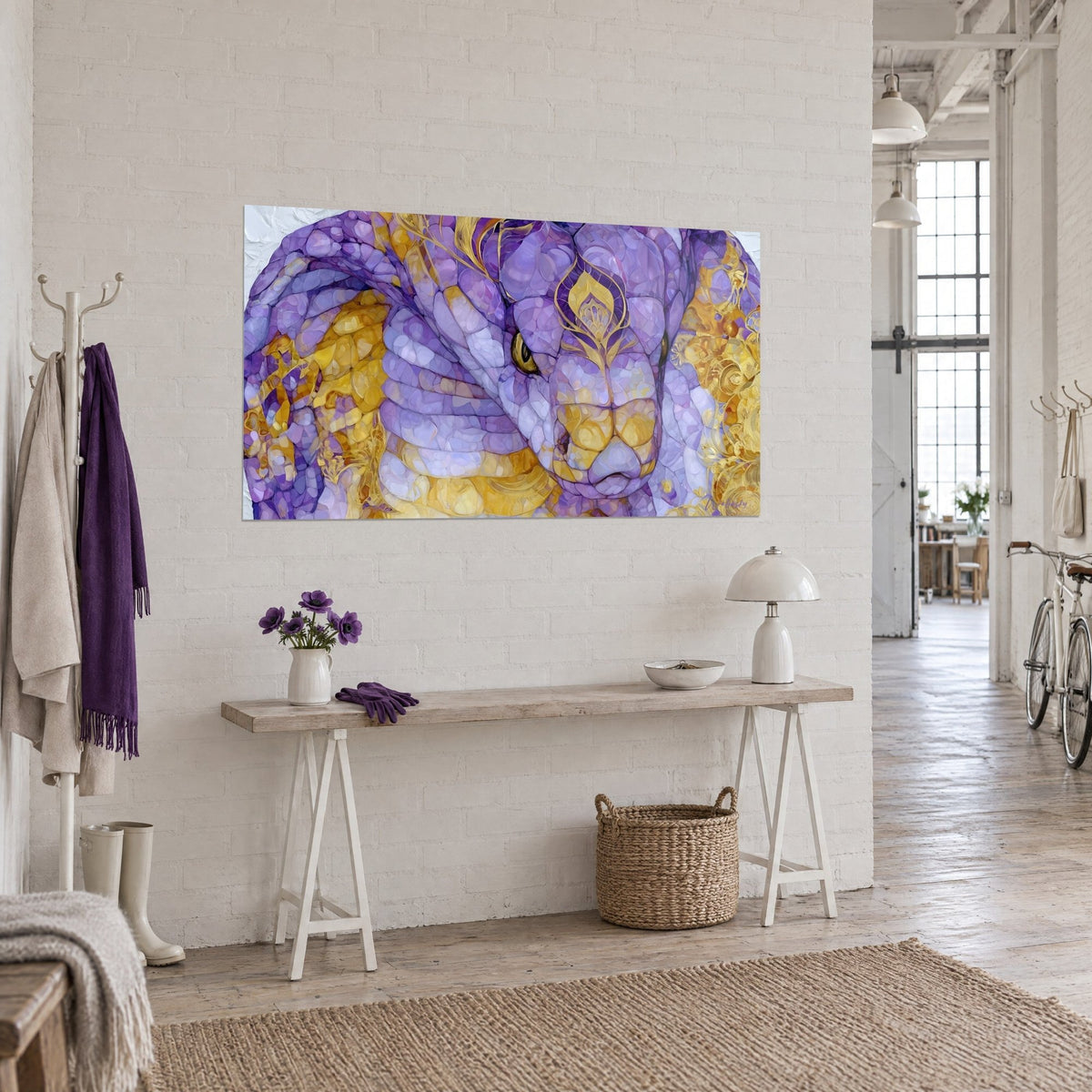 Tableau reptile aux écailles mosaïquées lilas et or, regard ambré fixe, vu de trois quarts dans un loft d'artiste