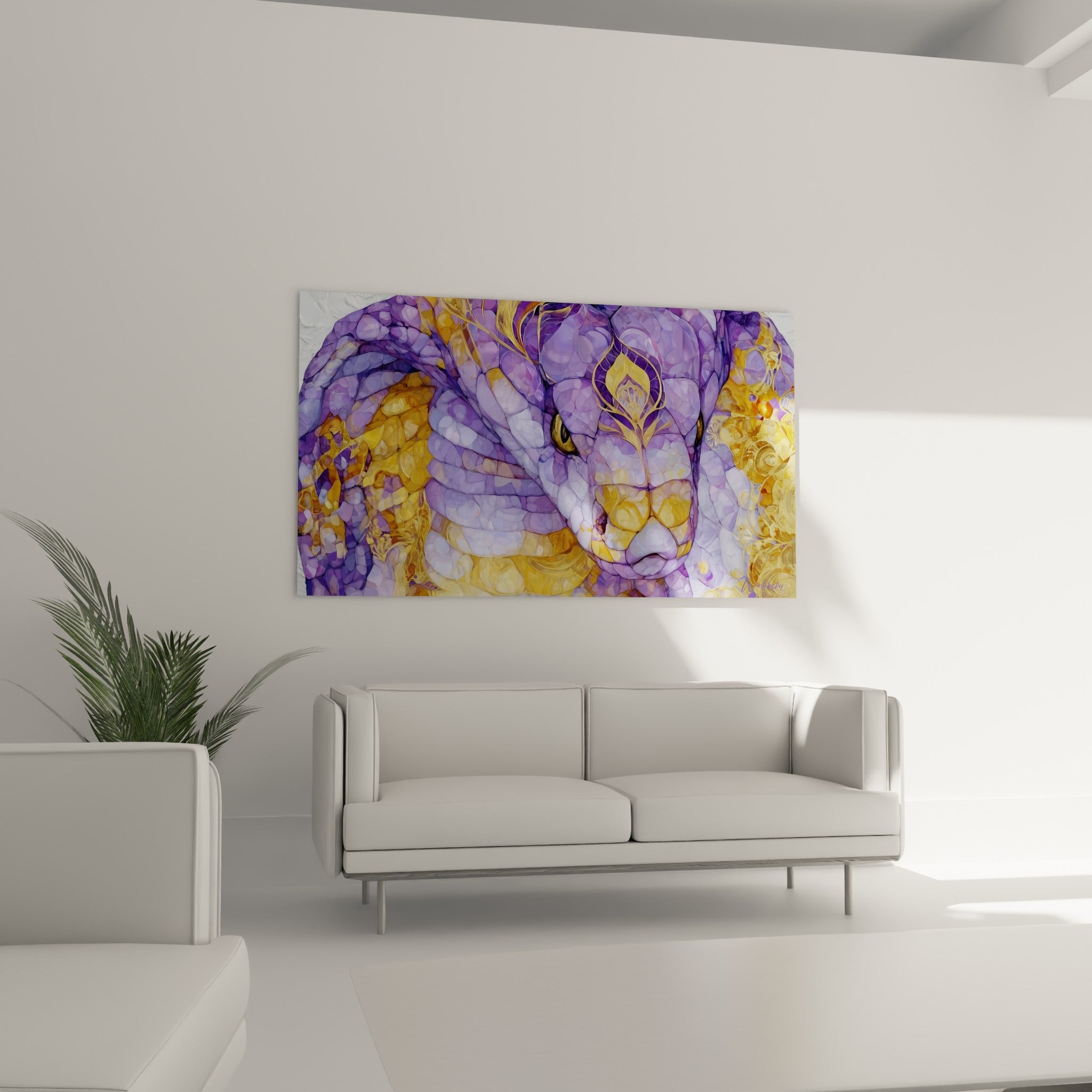 Créature violette et dorée façon vitrail, disposée au-dessus d'un canapé dans un salon lumineux