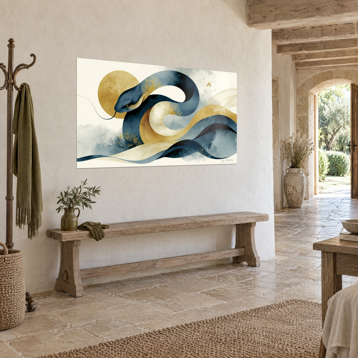 Tableau reptile sinueux bleu nuit et ocre doré, langue fine, cadré en trois-quarts sur un mur de pierre, banc rustique