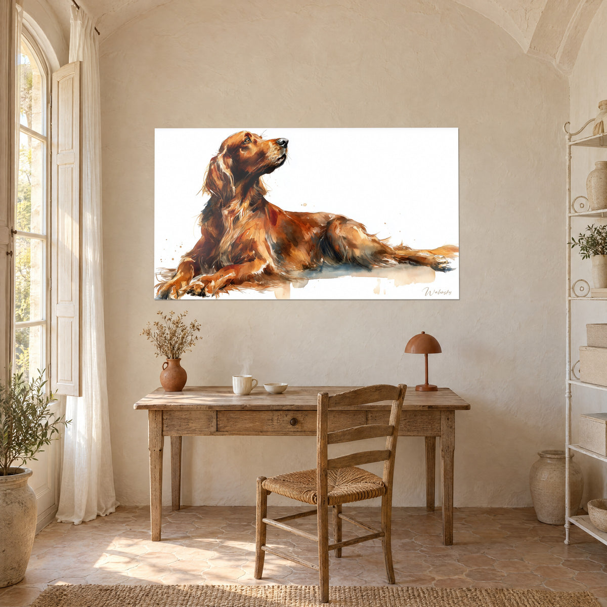Tableau chien de chasse allongé, robe roux flamboyant et éclaboussures ocre, accroché sur un mur crépi au-dessus d'un bureau en bois