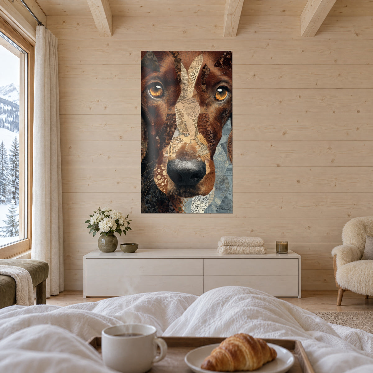 Cuadro perro rojo de mirada dorada, papel de periódico crema sobre fondo gris azulado, sobre una cama en un dormitorio luminoso