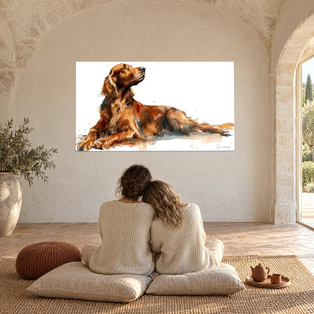 Tableau silhouette d'un chien cuivré couché, aquarelle brun-roux et bleu ardoise, face à un couple assis sur des coussins en lin