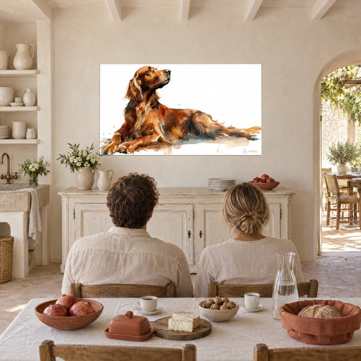 Tableau portrait noble d'un setter fauve, flancs aux coulures brunes et orangées, accroché au-dessus d'une table de repas