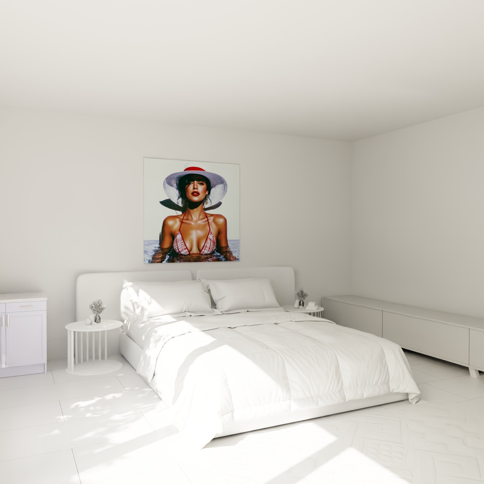 Baigneuse au chapeau blanc et bikini rouge suspendue au-dessus d'un lit dans une chambre claire