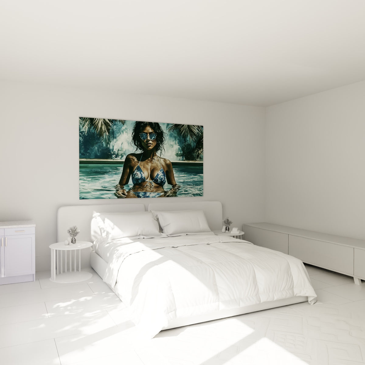 Baigneuse aux lunettes réfléchissantes et bikini doré, accrochée au-dessus d'un lit dans une chambre claire