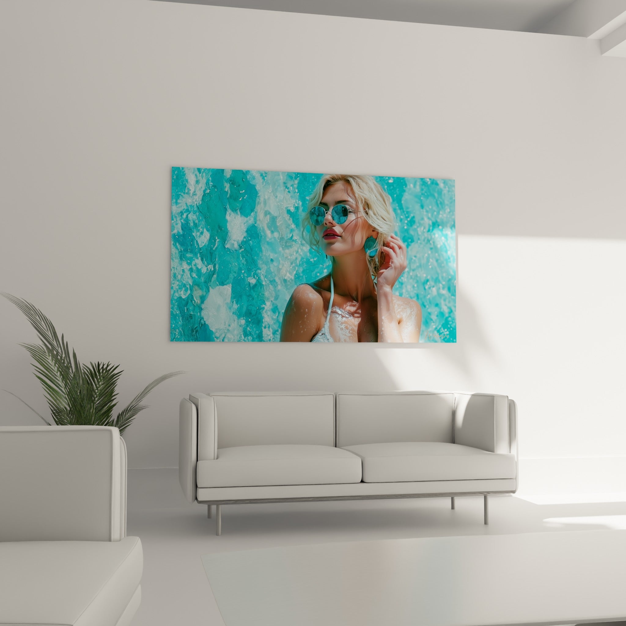 Cheveux mouillés blonds et bikini blanc, éclaboussures turquoise et blanches, au-dessus d'un canapé dans un salon lumineux