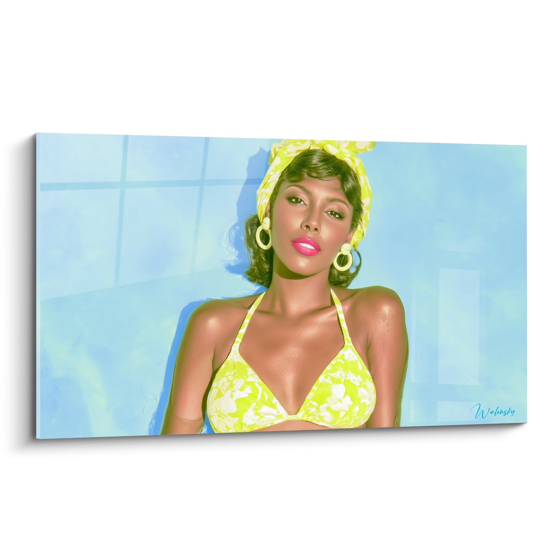 Femme en bikini jaune fluo pose devant un fond bleu pastel, coiffée d'un bandana assorti