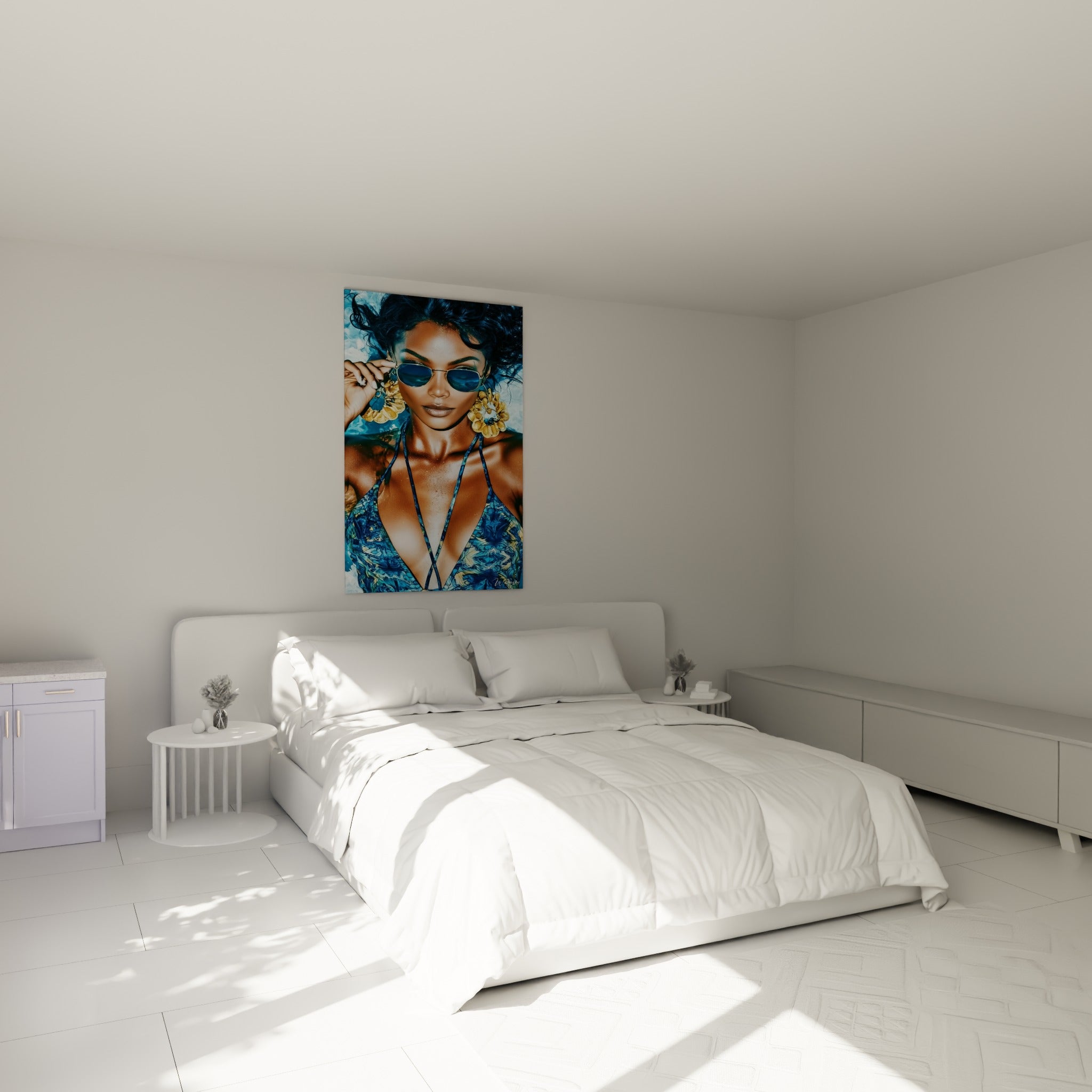 Regard voilé derrière des verres bleus, bikini marine et or, au-dessus d'un lit dans une chambre claire