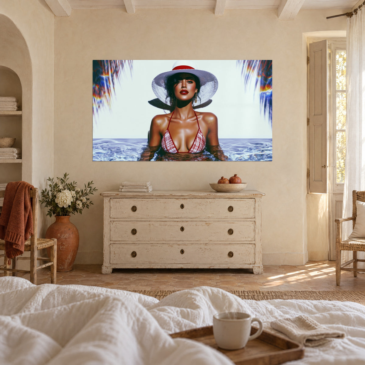 Cuadro retrato solar bajo un sombrero blanco con cinta roja, ondulaciones azul lavanda, dos personas de espaldas, sobre una cama en un dormitorio luminoso