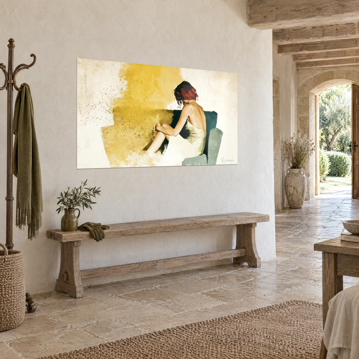 Quadro bagnante dai capelli rossi seduta su una poltrona verde petrolio, schizzi ocra, parete di pietra e panca in legno