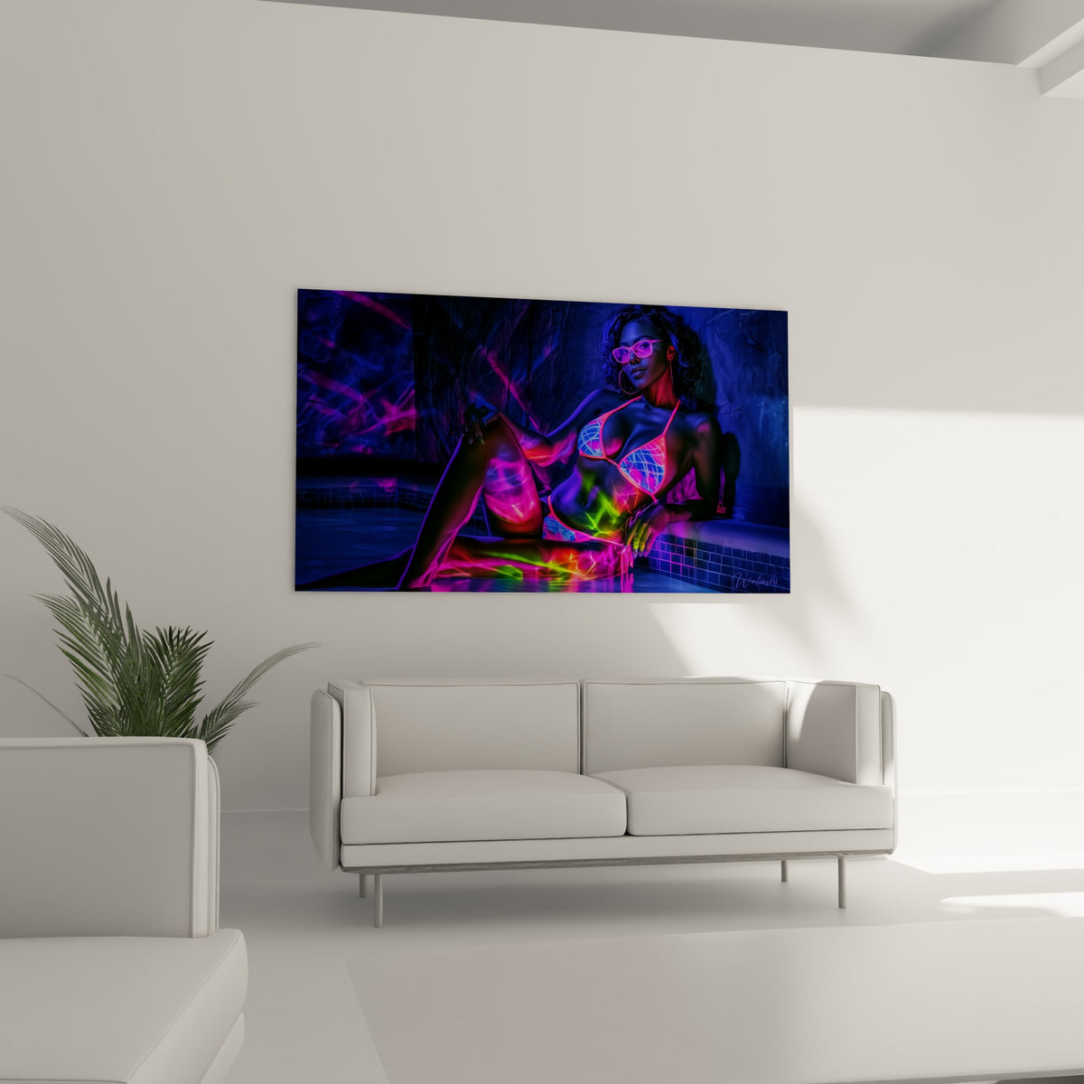 Corps sublimé par des traits lumineux bleu et rose vif, installé au-dessus d'un canapé dans un salon lumineux