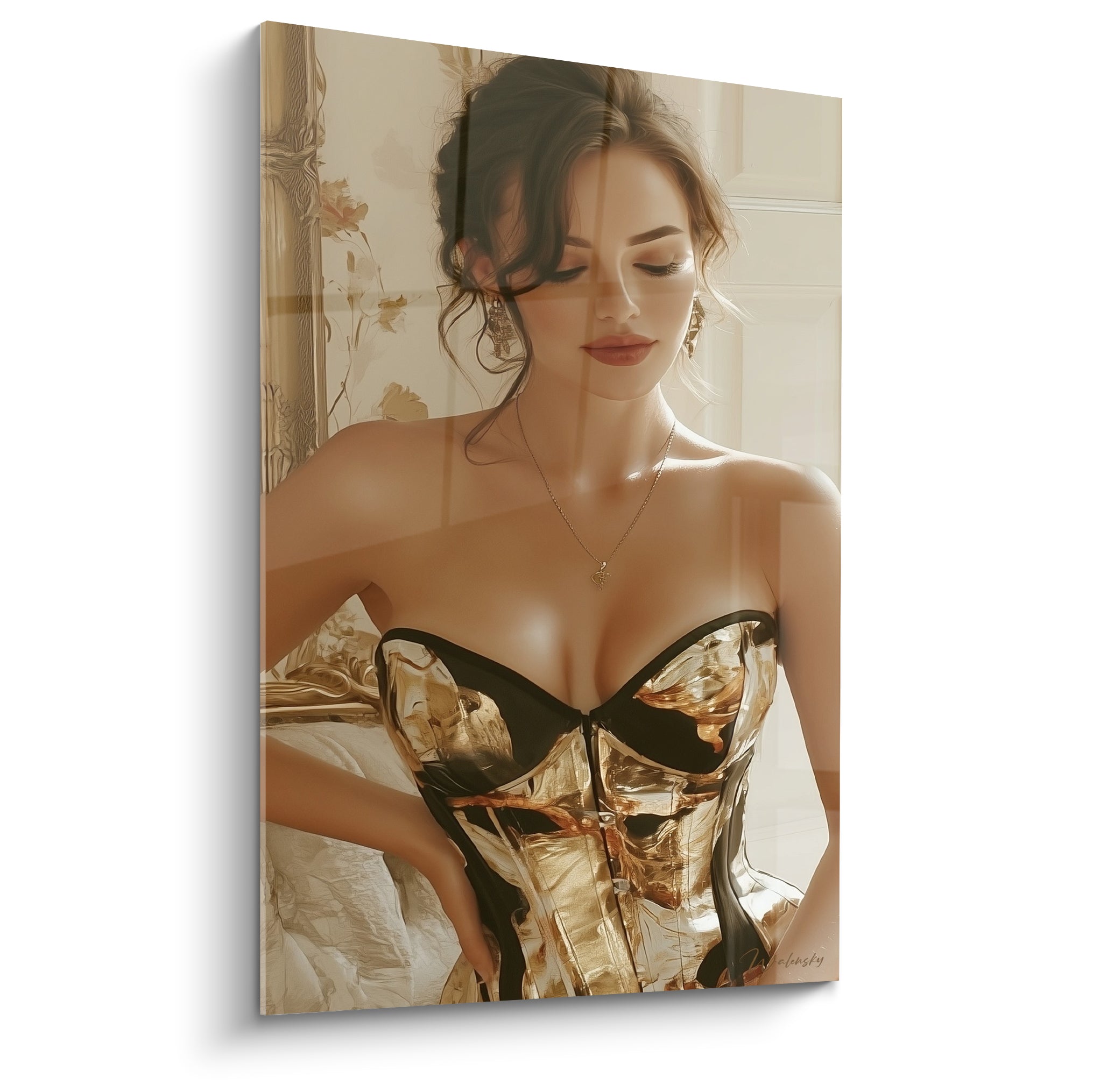 Femme brune au corset doré et noir, regard baissé, dans une lumière chaleureuse dorée