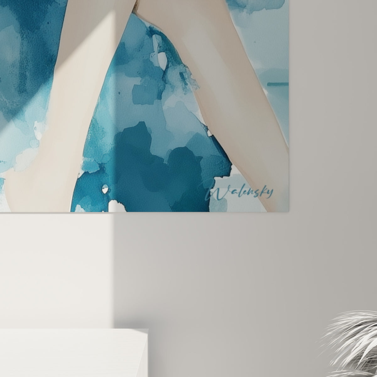 Coulures d'aquarelle bleu marine et bleu ciel se mêlant sur la toile, grain visible et transparences délicates
