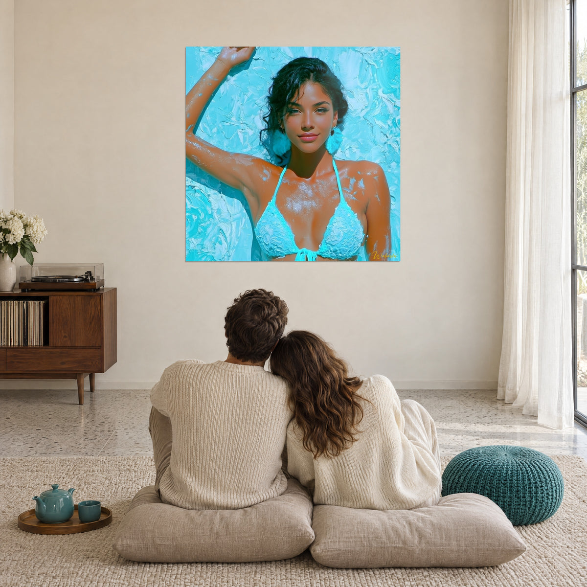 Schilderij model met amberkleurige blik, arm omhoog tegen een zwembadblauw geschilderde muur, turquoise bikini, een paar van achteren omhelsd in de woonkamer