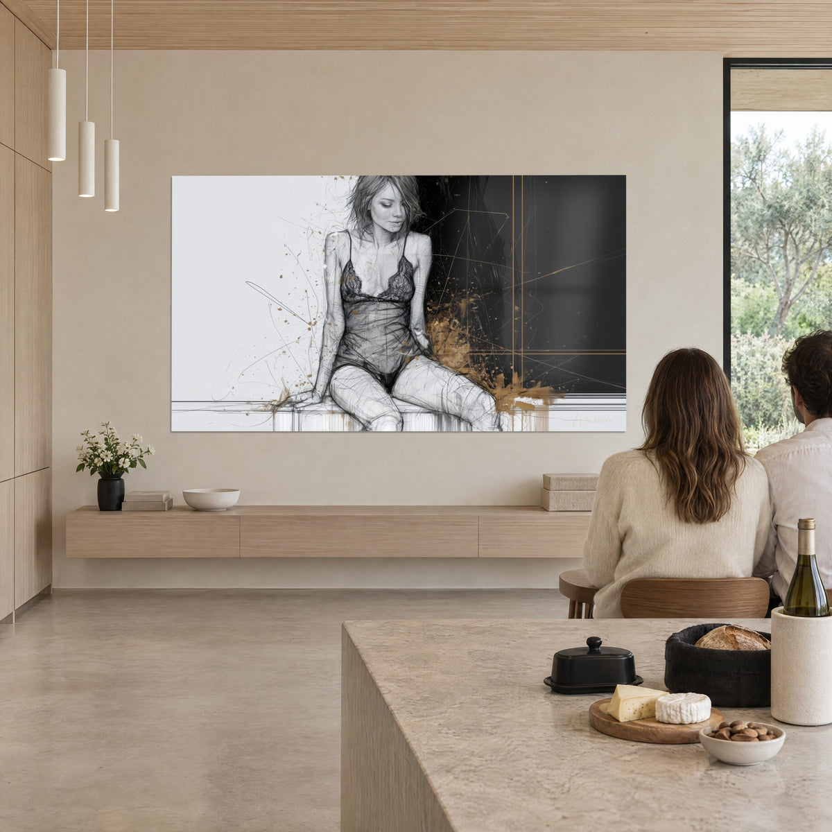 Schilderij potloodportret van een vrouw met neergeslagen blik, wit, zwart en goud, tegenover een keukeneiland en een raam