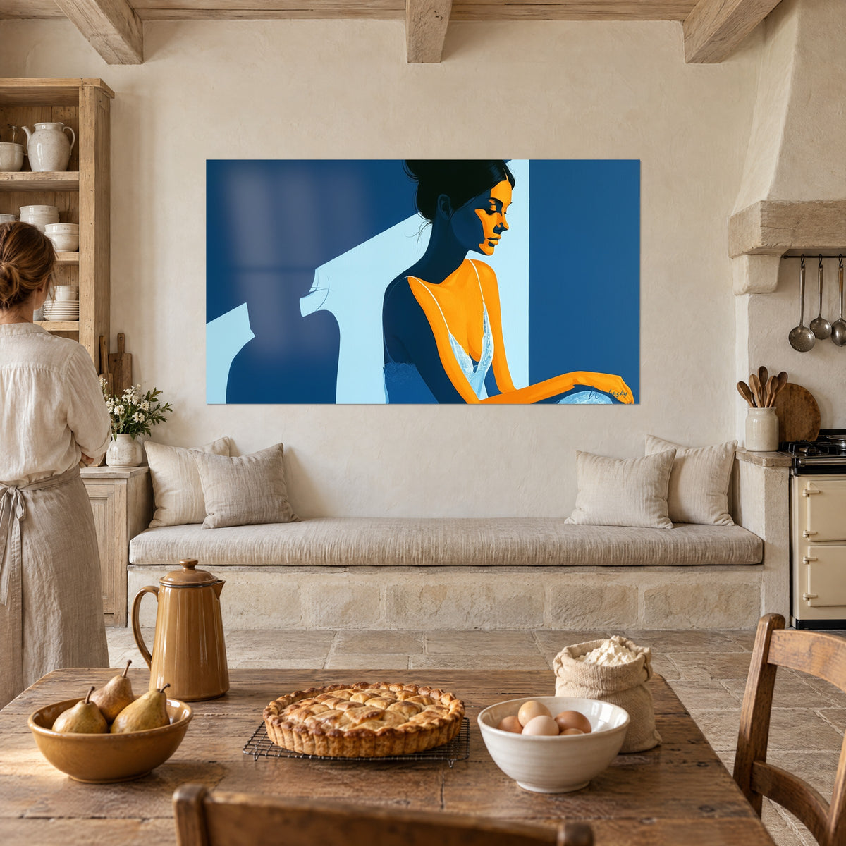 Tableau brune au chignon haut, lumière orange sur le profil, grande ombre portée bleue, dans une cuisine de campagne chaleureuse
