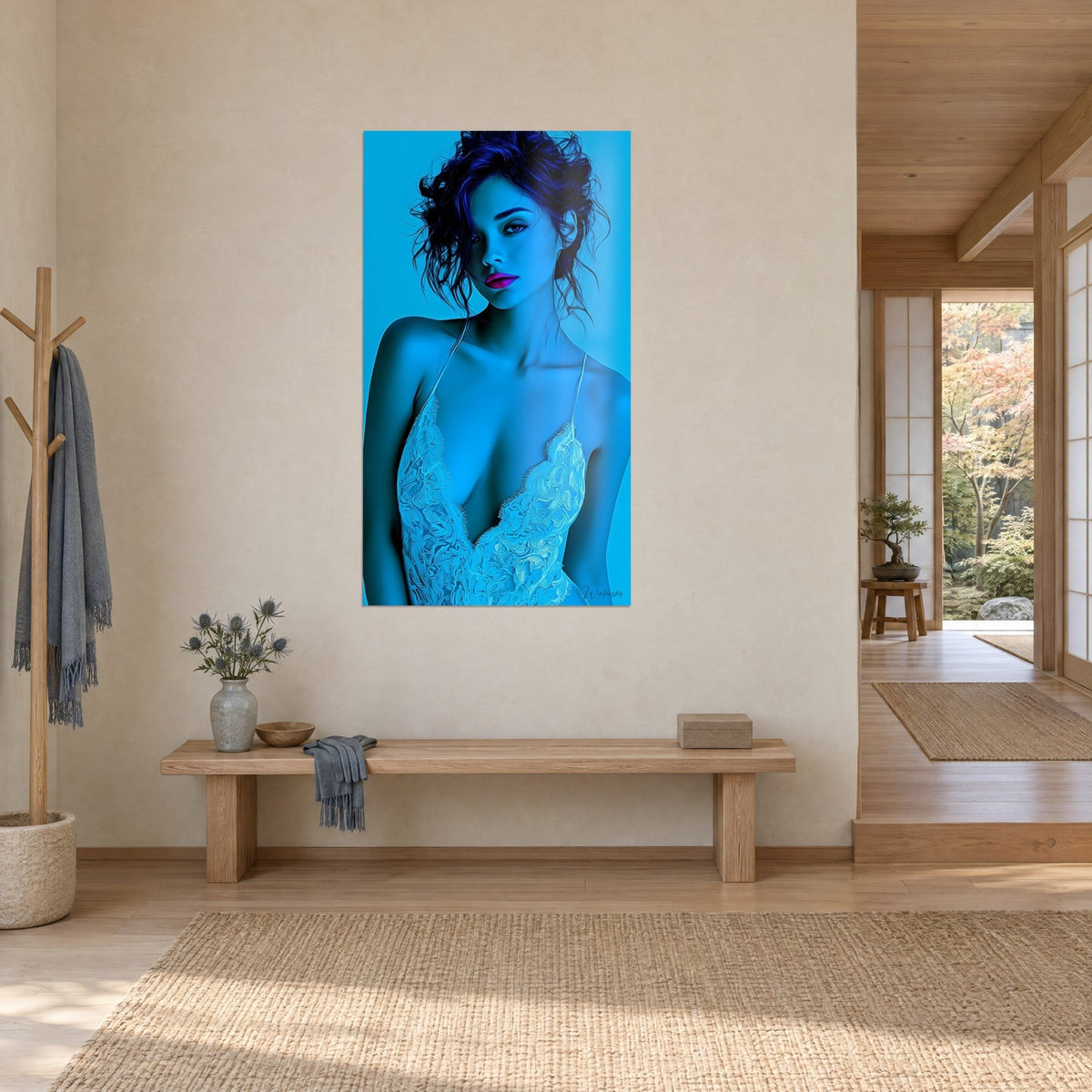 Quadro giovane donna blu elettrico dallo sguardo notturno, labbra magenta, ciocche blu notte, vista di tre quarti su parete beige japandi