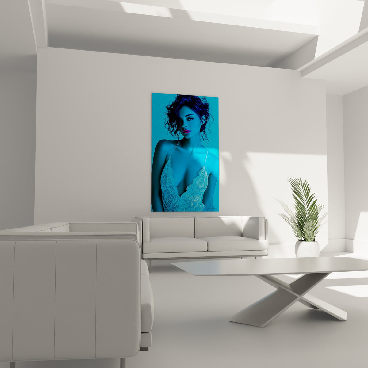 Portrait fuchsia et bleu profond aux traits graphiques marqués, au-dessus d'un canapé dans un salon lumineux