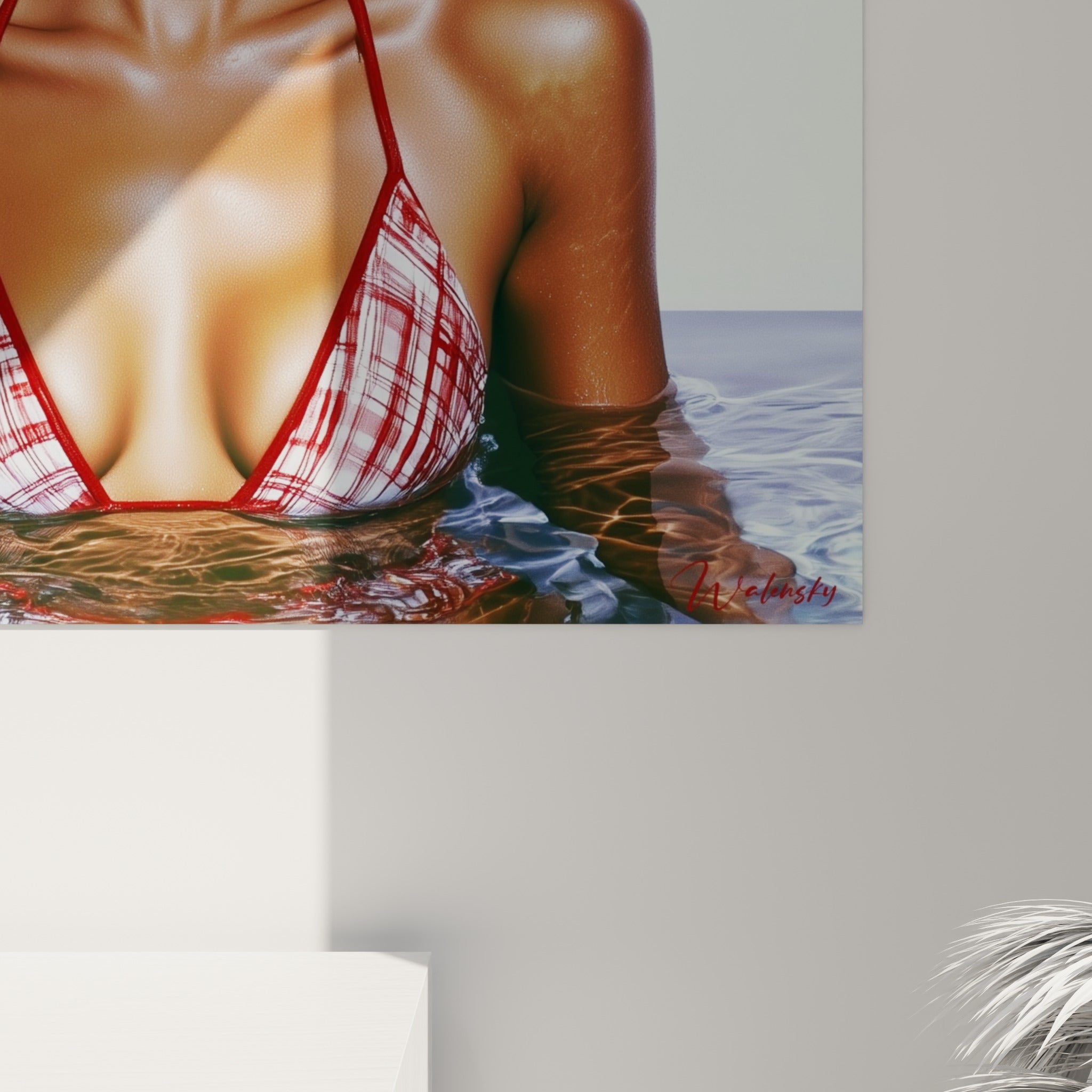 Grain de l'impression révélant les reflets dorés de la peau et les motifs rouges et blancs du bikini