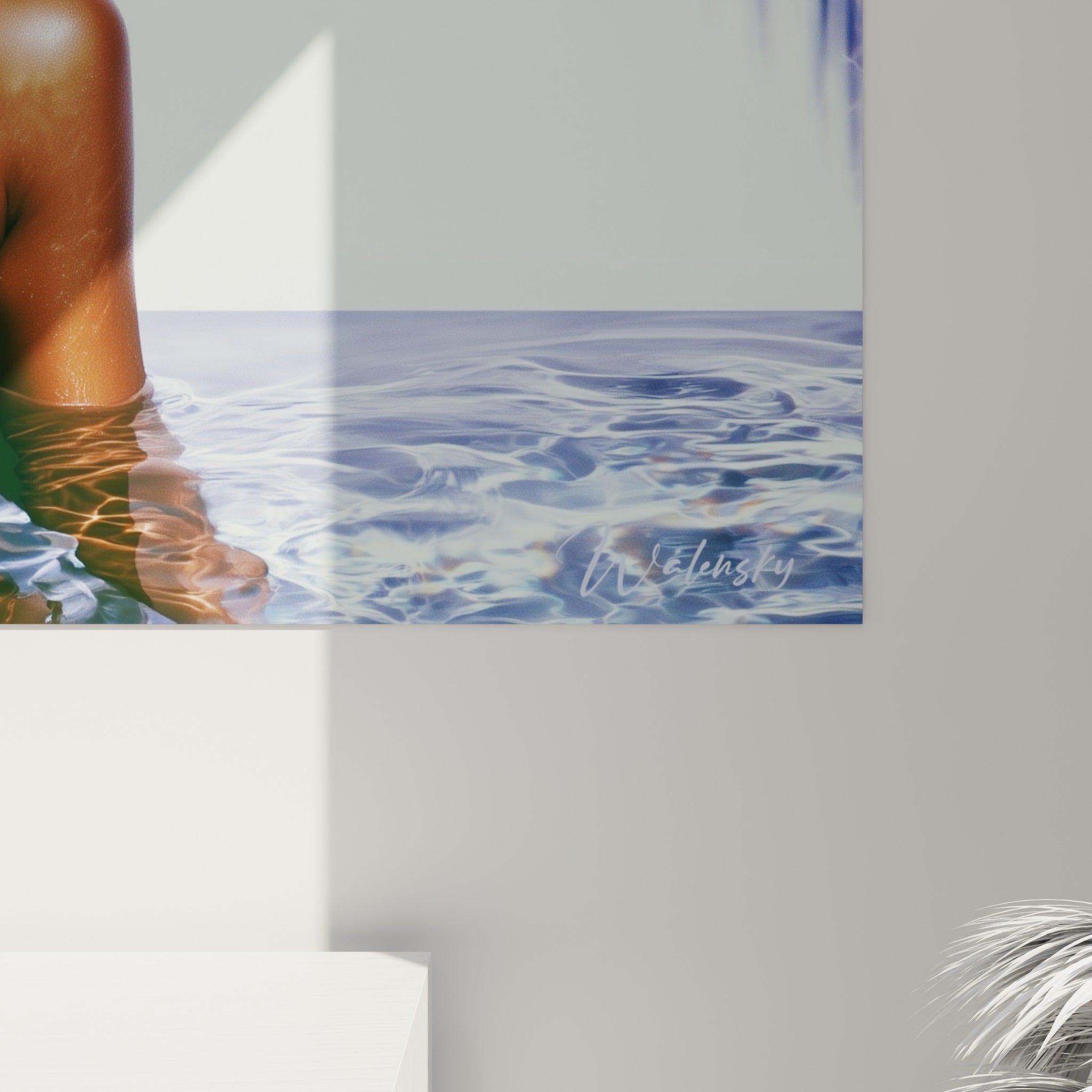 Détail des textures de peau dorée et du tissage du chapeau blanc, coulures d'eau bleue et rouge vif visibles