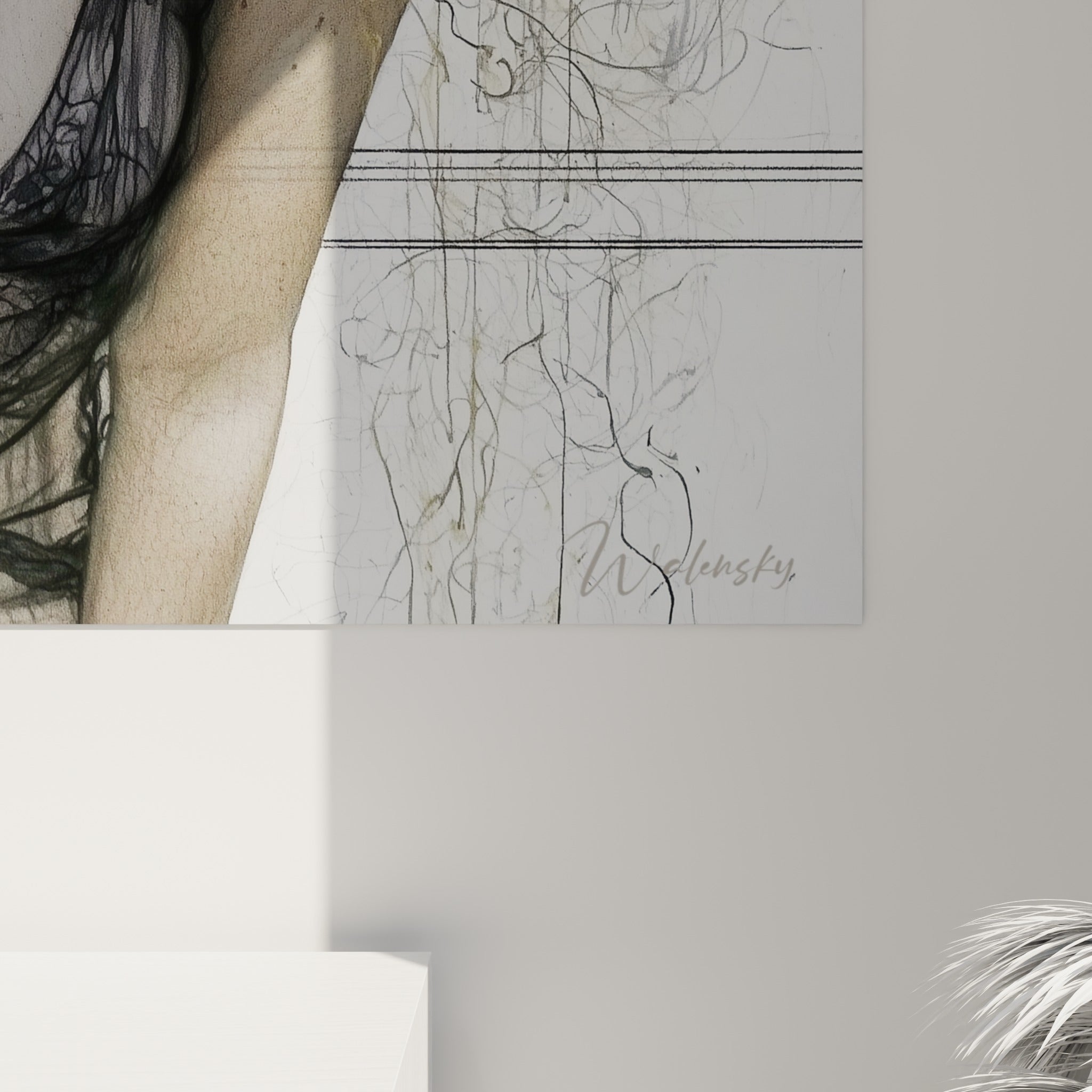 Détail des empâtements graphiques dorés et noirs sur la toile, grain fin de la peau contre la texture griffée du fond