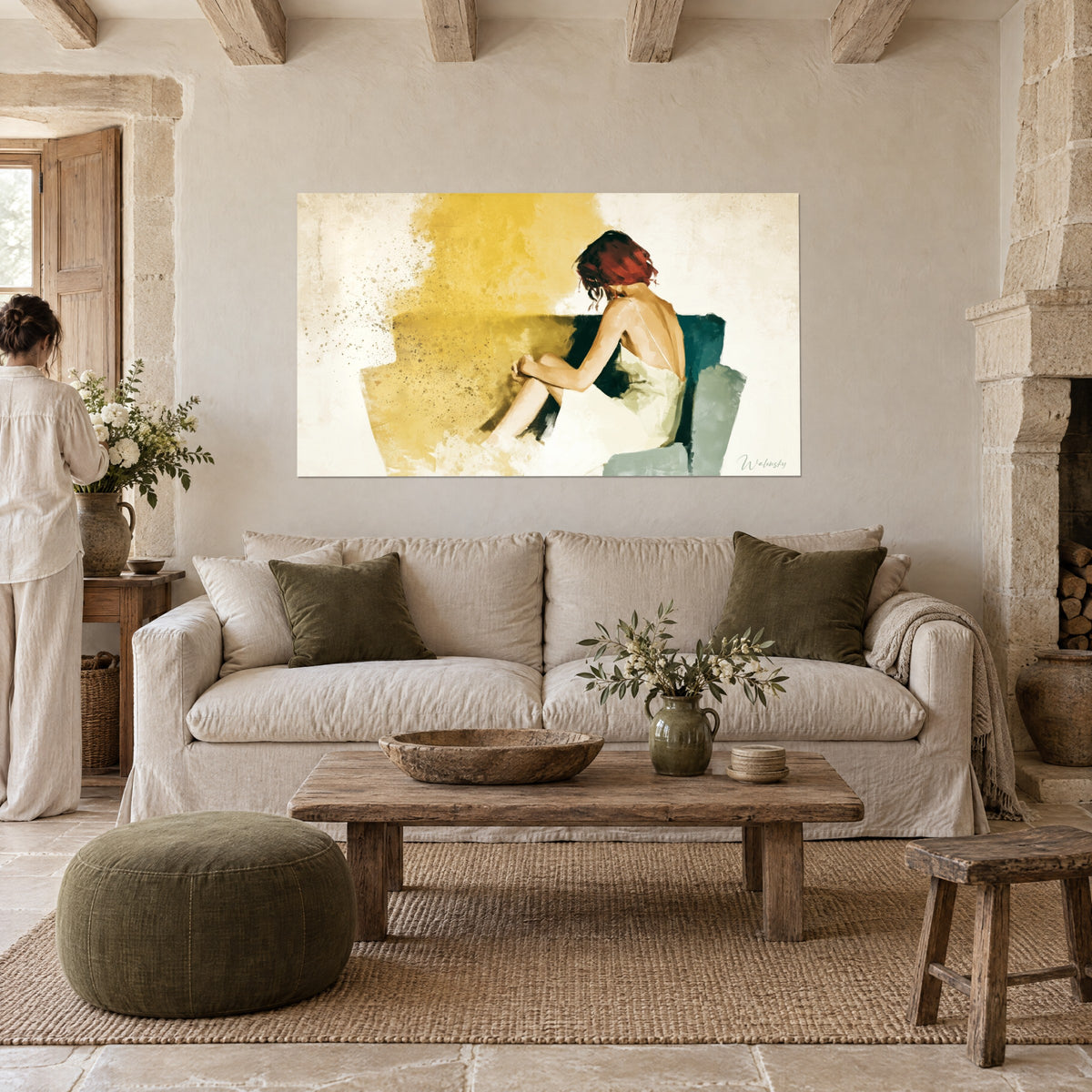 Quadro donna dai capelli rossi di spalle avvolta in un asciugamano crema, sfondo ocra e verde petrolio, sopra un divano in un soggiorno luminoso