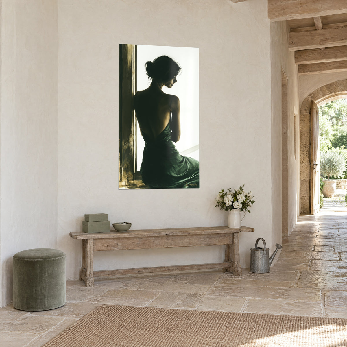 Quadro giovane donna seduta di profilo perso, chignon scuro morbido e spallina sottile, verde profondo su bianco, corridoio in pietra a volta