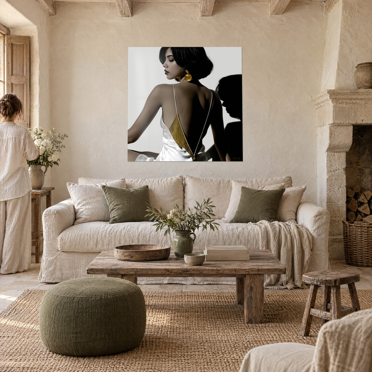 Quadro donna con schiena nuda avorio e oro, orecchino dorato, ombra nera a destra, sopra un divano in un soggiorno luminoso